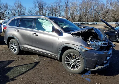 2017 Toyota Highlander Se z USA, uszkodzony, nr VIN 5TDJZRFH4HS363177